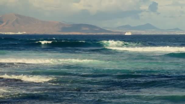 Mer Avec Grandes Vagues Mousse Sur Fond Une Île Volcanique — Video