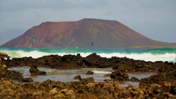Vista Isla Volcánica Agua Azul Cielo Despejado Imágenes Alta Calidad — Vídeos de Stock