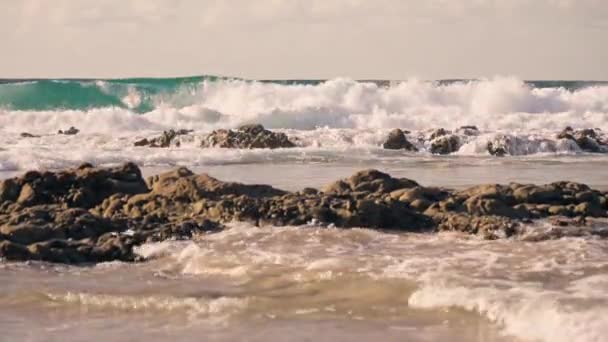 Ondas Mar Colidem Com Rochas Costeiras Praia Areia Imagens Alta — Vídeo de Stock