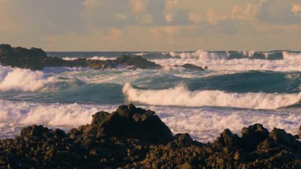Krásné Vlny Narážejí Skály Při Západu Slunce Vysoce Kvalitní Záběry — Stock video