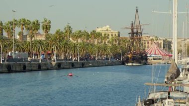 Kanal manzarası, kano ve eski gemi. Yüksek kalite 4k görüntü