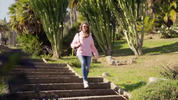 Dziewczyna Spaceruje Wśród Kaktusów Parku Wysokiej Jakości Materiał — Wideo stockowe