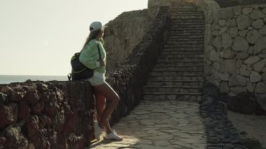 Kalenin antik duvarları arasında bir kız. Yüksek kalite 4k görüntü