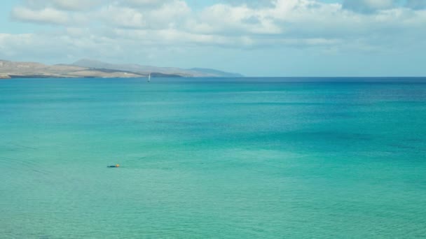 海の青穏やかな海の上を航海するダイバー 高品質4K映像 — ストック動画