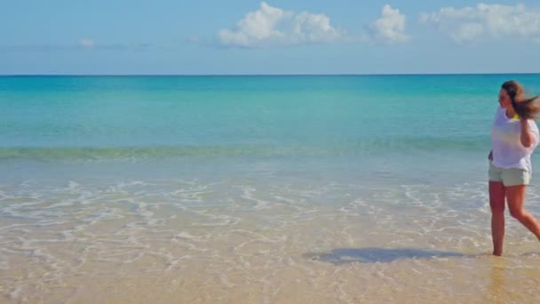 Дівчина Білій Прогулянці Вздовж Пляжу Блакитною Водою Високоякісні Кадри — стокове відео
