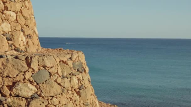 海を背景にしたタイル張りの壁 高品質4K映像 — ストック動画