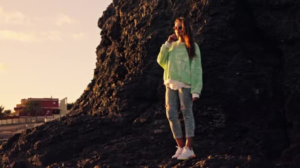 Una Chica Posa Sobre Una Roca Negra Mostrando Gracia Belleza — Vídeos de Stock