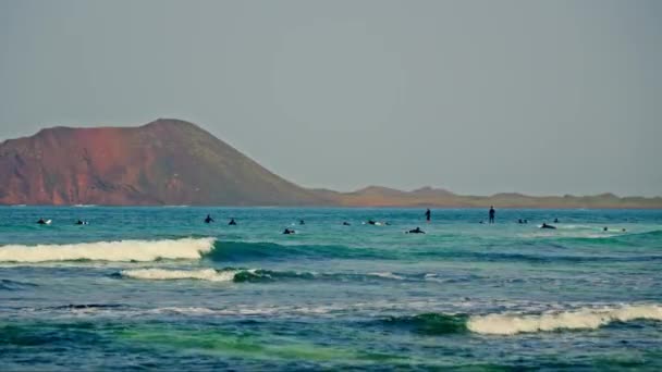 Surfistas Estão Pacientemente Esperando Suas Pranchas Longe Mar Ansiosamente Escaneando — Vídeo de Stock