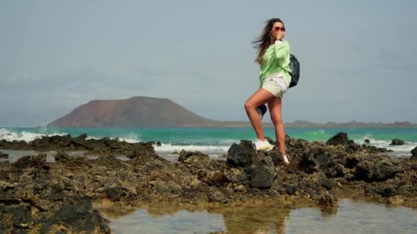 Das Mädchen Steht Ufer Der Ferne Sieht Man Die Insel — Stockvideo