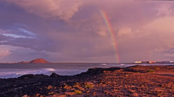 Arc Ciel Horizon Une Île Volcanique Loin Côte Images Haute — Video