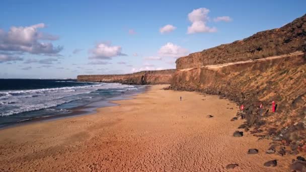 Büyük Bir Kıyı Şeridi Kayalık Bir Sahil Boyunca Uzanır Engebeli — Stok video