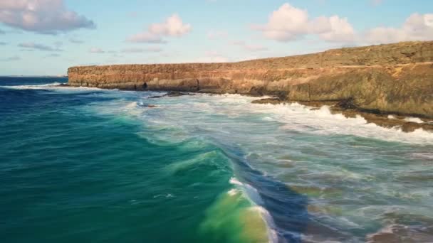 Soaring Wave Witnessing Its Majestic Form Gracefully Breaks Foamy Crests — Stock Video