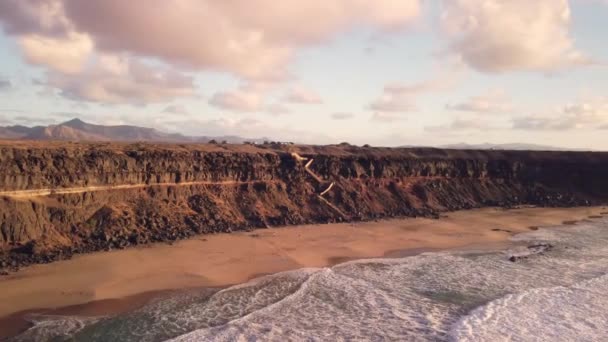 Experience Breathtaking Aerial Perspective Camera Gracefully Glides High Rocky Shores — Stock Video