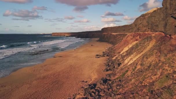 Yükselen Uçurumlar Boyunca Heyecanlı Bir Uçuşta Kanarya Adaları Nın Dramatik — Stok video