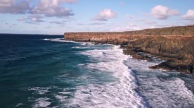 Kıyıdan uçmak, dalgaların üzerinden süzülmek engebeli kayalık bir kıyı şeridine çarpmak heyecan verici ve ilham verici bir deneyim.