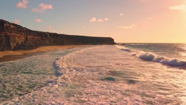 在迷人的落日中 飘荡在海浪边的海泡沫给迷人的海滨风景增添了一丝美丽 — 图库视频影像