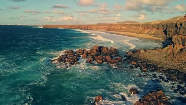 Mocné Vlny Neúnavně Narážejí Skalnaté Břehy Kanárských Ostrovů Vytvářejí Fascinující — Stock video