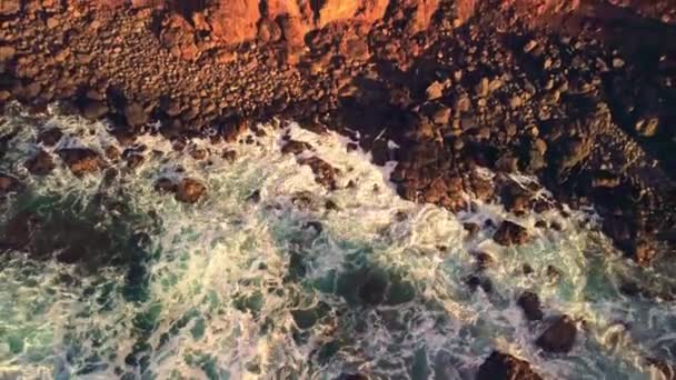 从空中看 目睹强大的海浪冲击着岩石海岸 创造了迷人的原始能量展示和水与土地之间永恒的舞蹈 — 图库视频影像