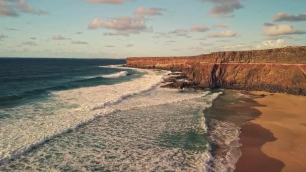 솟구쳐 오르는 파도가 모래사장에 부딪히는 목격하고 자연의 과아름다움을 경외감을 자아내는 — 비디오