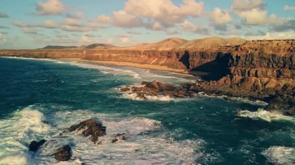 在汹涌澎湃的巨浪中 在岩石般的露头之上翱翔 从空中看到大自然的美丽和大海的无情力量 让人欣喜若狂 — 图库视频影像