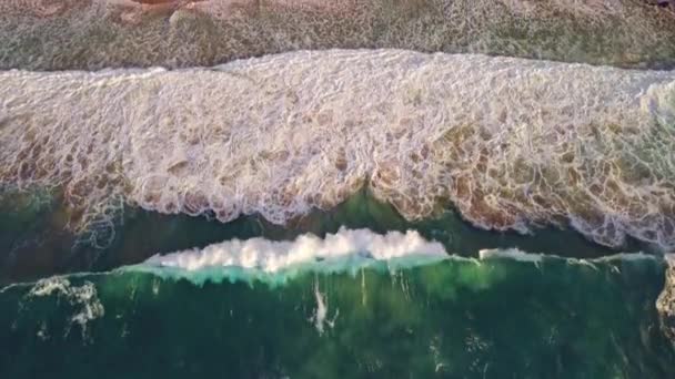 从顶部拍摄的照片中 可以看到大海泡沫点缀的巨浪的壮丽景象 摄像平底船展现了美丽的海岸线及其沿海的壮丽景色 — 图库视频影像