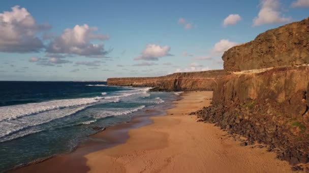 Una Playa Salvaje Con Una Costa Rocosa Donde Mar Rugiente — Vídeos de Stock