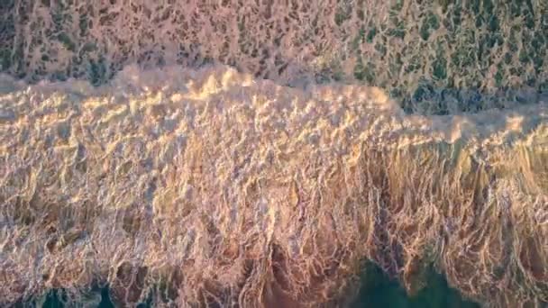 从上往下看 看到海浪的巨大力量 当它们碰撞并转化为泡沫的泡沫时 在海面上产生了迷人的奇观 — 图库视频影像