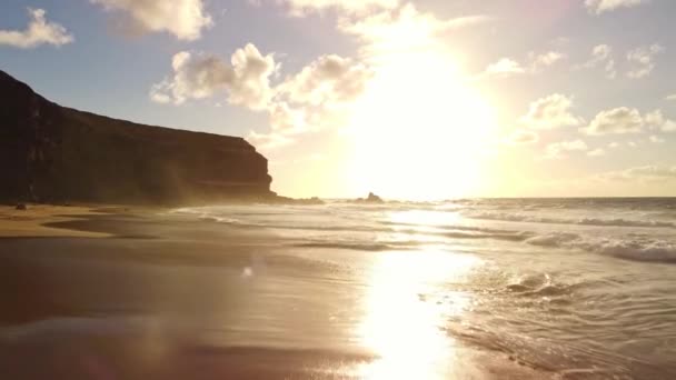 Embarcando Voo Hipnotizante Longo Praia Deslizamos Direção Pôr Sol Radiante — Vídeo de Stock