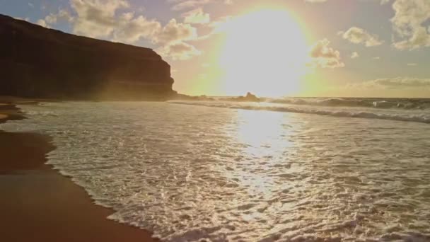 Deslizando Baixo Sobre Água Abraçar Visão Encantadora Pôr Sol Lançando — Vídeo de Stock