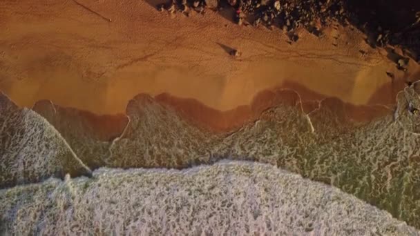 Yukarıdan Bakıldığında Muazzam Dalgaların Çarptığı Geniş Kumlu Sahile Hayran Kalınarak — Stok video