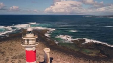 Görkemli deniz fenerinin bir bölümünün etrafında uçarken büyüleyici bir hava perspektifi yakalayın, her açıdan ihtişamını yakalayın..
