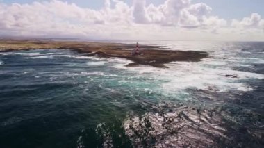 Pelerinin etrafında görkemli bir deniz feneriyle süslenmiş bir şekilde gezinirken keyifli bir uçuşa binin. Çarpıcı sahil manzarasını keşfedin..