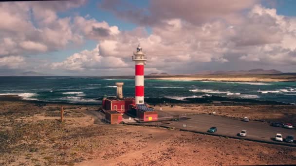 Leuchtturm Auf Dem Meer Schöne Kumuluswolken Hintergrund Hochwertiges Filmmaterial — Stockvideo