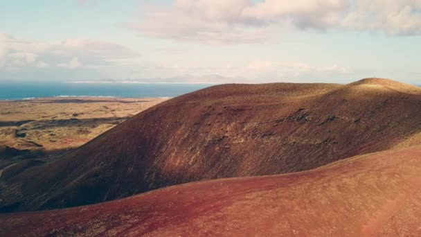 Yanardağın Görkemli Sırtı Boyunca Heyecan Verici Bir Uçuşa Binin Adanın — Stok video