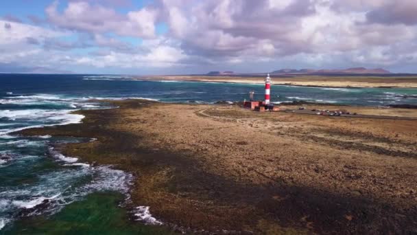 Bir Volkanik Adanın Tarafına Konmuş Görkemli Bir Deniz Fenerinin Nefes — Stok video