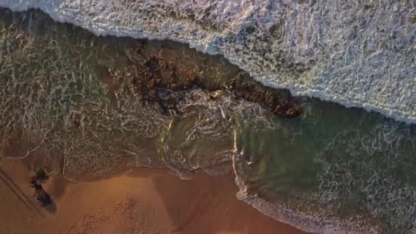 Δείτε Μαγευτική Θέα Μεγάλων Κυμάτων Στολισμένων Αφρό Θάλασσας Καθώς Λαμπερό — Αρχείο Βίντεο