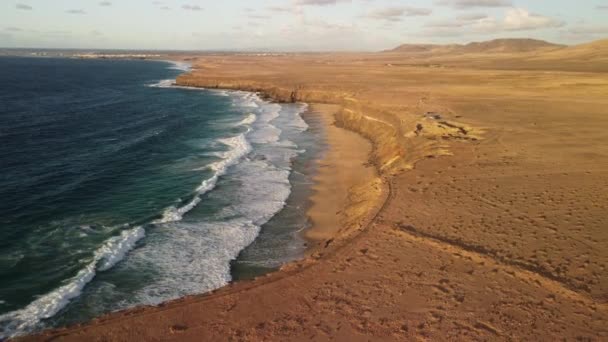 Yüksek Kıyılarla Bezenmiş Güzel Sahil Şeridinin Nefes Kesici Manzarasına Dikkatle — Stok video