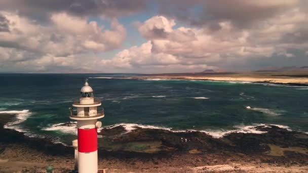 Zažijte Poutavý Pohled Ptačí Perspektivy Majestátní Mořský Maják Jak Vydáváte — Stock video