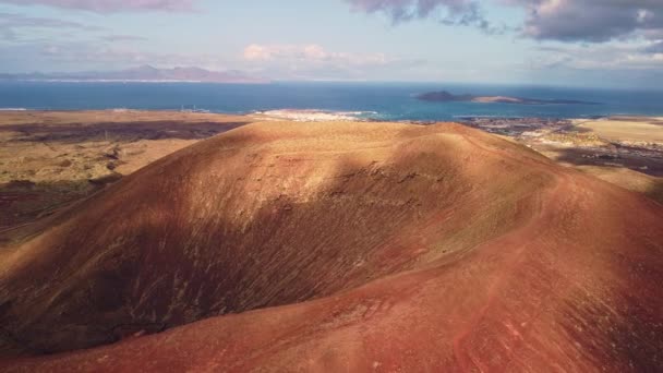 Fuerteventura Daki Bir Volkanın Sönmüş Kraterinin Üzerinde Süzülürken Heyecan Verici — Stok video