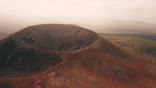 Yukarıdan Fuerteventuras Sönmüş Volkan Kraterinin Görkemli Manzarası — Stok video