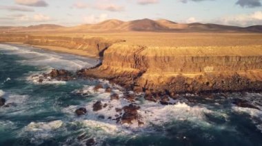 Çarpıcı volkanik manzaranın güzelliğini büyüleyici doğa gösterisiyle gözler önüne serdiği Fuerteventura Adası 'ndaki pelerine büyüleyici yaklaşıma tanık olun..