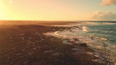 Fuerteventura Adası 'nın büyüleyici kıyı şeridinde neşeli bir uçuşa binin. Orada el değmemiş plajlar, engebeli uçurumlar ve masmavi sular nefes kesici bir hava manzarası oluşturur..