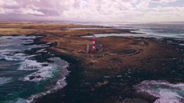 Nefes kesici bir hava yolculuğuna çıkın. Resmedilmeye değer bir deniz fenerinden başlayıp engin denizlere doğru yükselin. Gözlerinizin önüne serilen çarpıcı manzaraya bakın..