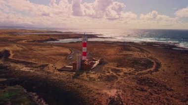 Deniz fenerinden ayrılırken önünüzde nefes kesici bir manzara belirir. Okyanus kıyısının çarpıcı güzelliğini gözler önüne serer.. 