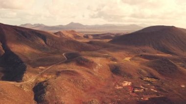 Fuerteventura Adaları 'nın büyüleyici doğal güzelliğini ve eşsiz topoğrafyasını gözler önüne seren nefes kesici bir kuş bakışı..