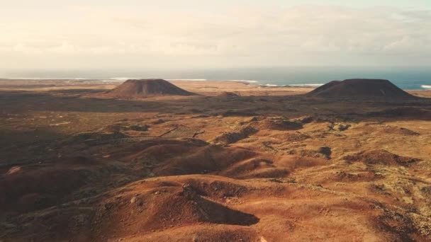 Muhteşem Sönmüş Volkanlarla Süslenmiş Büyüleyici Bir Adanın Üzerinde Süzülürken Nefes — Stok video