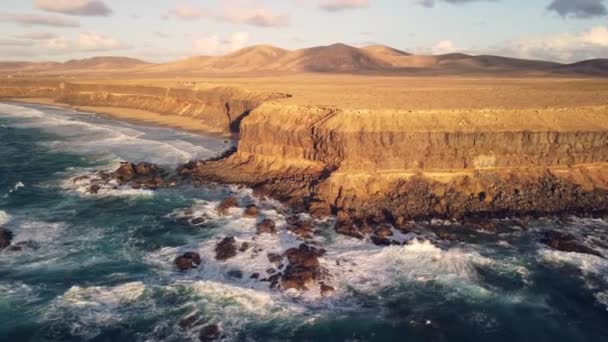 Обратите Внимание Захватывающий Подход Мысу Острове Фуэртевентура Поразительный Вулканический Ландшафт — стоковое видео