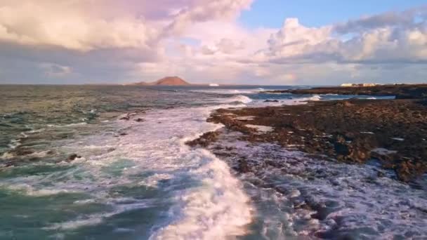 Prenez Ciel Assistez Vue Fascinante Survoler Eau Déploie Paysage Volcanique — Video