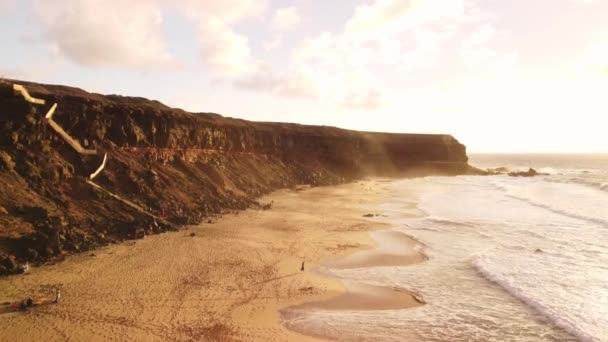 Gün Batımında Resim Gibi Kumlu Bir Plajın Üzerinde Süzül Kamera — Stok video