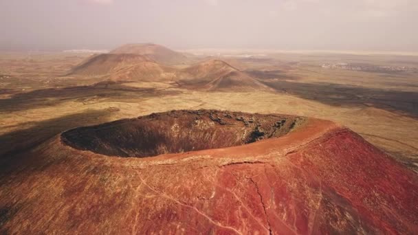 Sobrevuelo Impresionante Captura Majestuosa Cima Del Cráter Los Volcanes Mostrando — Vídeo de stock